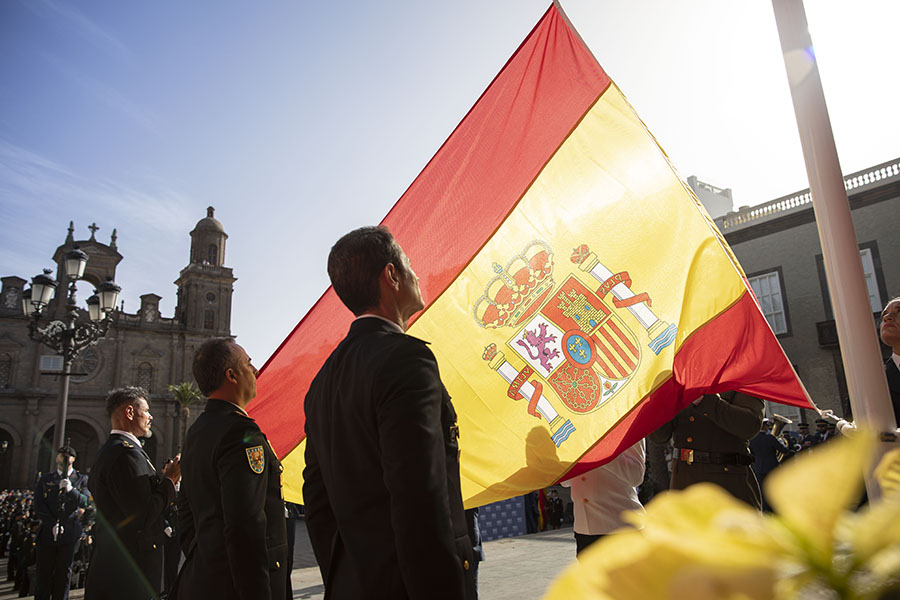 Primer plano de agentes de la Policía Nacional en el acto de Izado de la Bandera de España. 